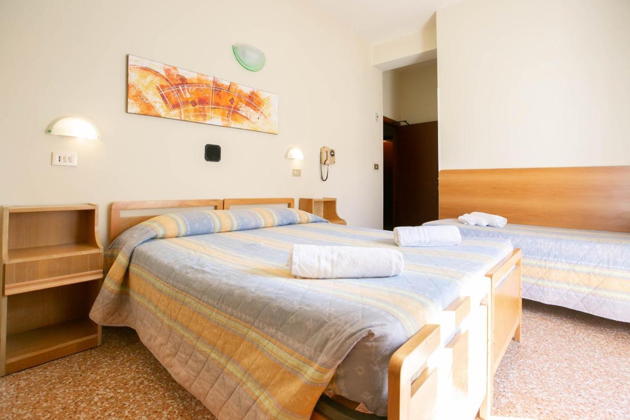 Hotel Ischia Римини Экстерьер фото