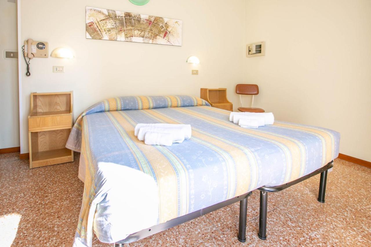 Hotel Ischia Римини Экстерьер фото